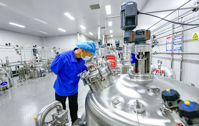 頭孢顆粒生產(chǎn)煥新！銀星機械直線篩 + 真空上料機：GMP 合規(guī)無縫銜接，損耗直降 2.5%